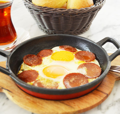 Sahanda Sucuklu Kaşarlı Yumurta 